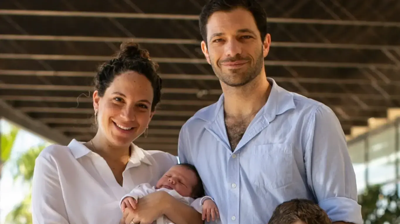 עזבו את התופת בדרום ארבעה, יחזרו חמישה. משפחת רייז עם דקל הקטן עזבו את התופת בדרום ארבעה, יחזרו חמישה. משפחת רייז עם דקל הקטן
