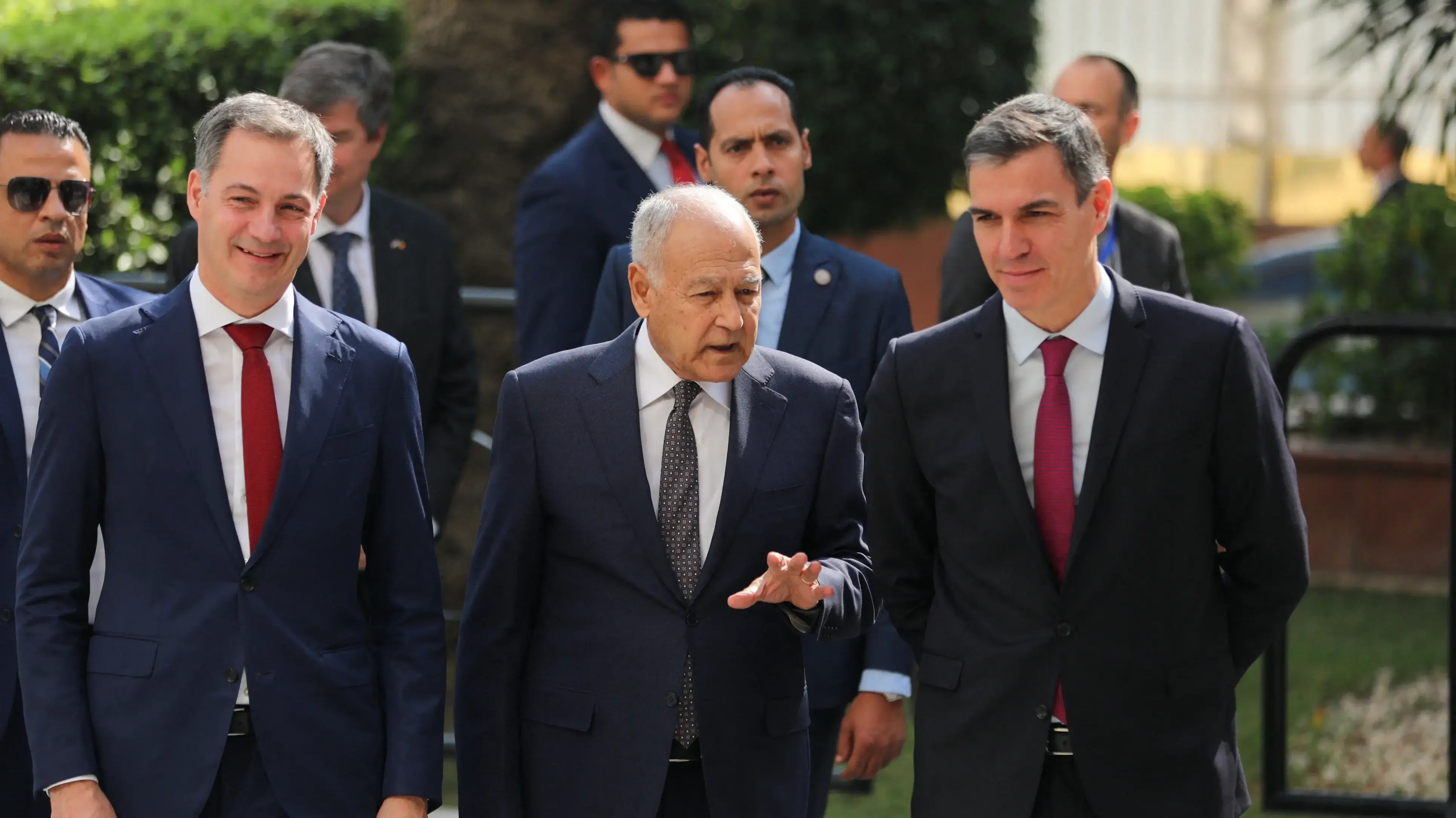 ר"מ ספרד פדרו סנצ'ז, ר"מ בלגיה אלכסנדר דה קרו ומזכ"ל הליגה הערבית אחמד אבו אל-רייט במצרים, 24 בנובמבר 2023 ר"מ ספרד פדרו סנצ'ז, ר"מ בלגיה אלכסנדר דה קרו ומזכ"ל הליגה הערבית אחמד אבו אל-רייט במצרים, 24 בנובמבר 2023