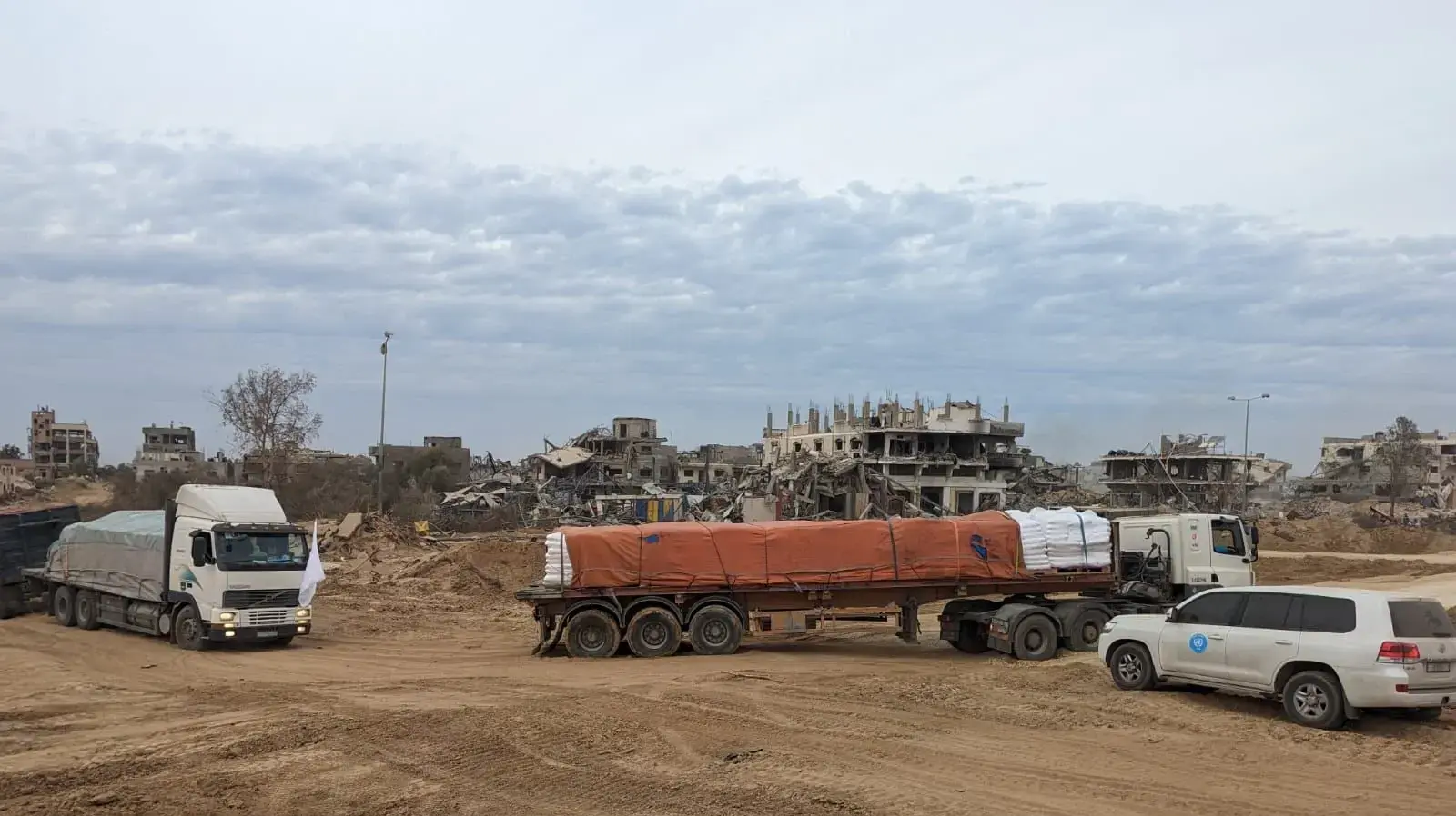 משאיות הסיוע ההומניטארי נכנסות לרצועת עזה, 25 בנובמבר 2023 משאיות הסיוע ההומניטארי נכנסות לרצועת עזה, 25 בנובמבר 2023