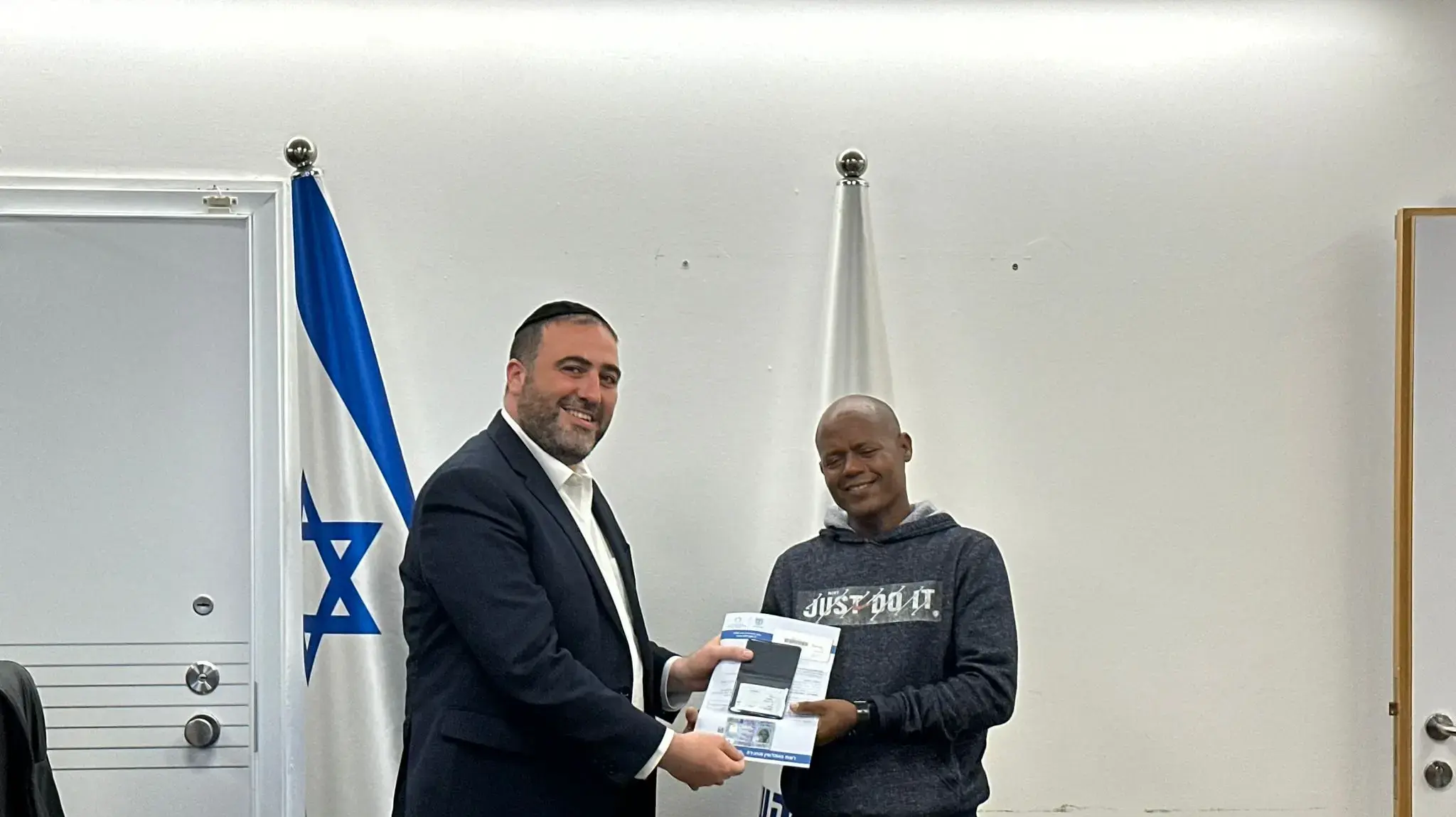 שר הפנים משה ארבל מעניק תושבות ישראלית למולוגטה צגאי שר הפנים משה ארבל מעניק תושבות ישראלית למולוגטה צגאי