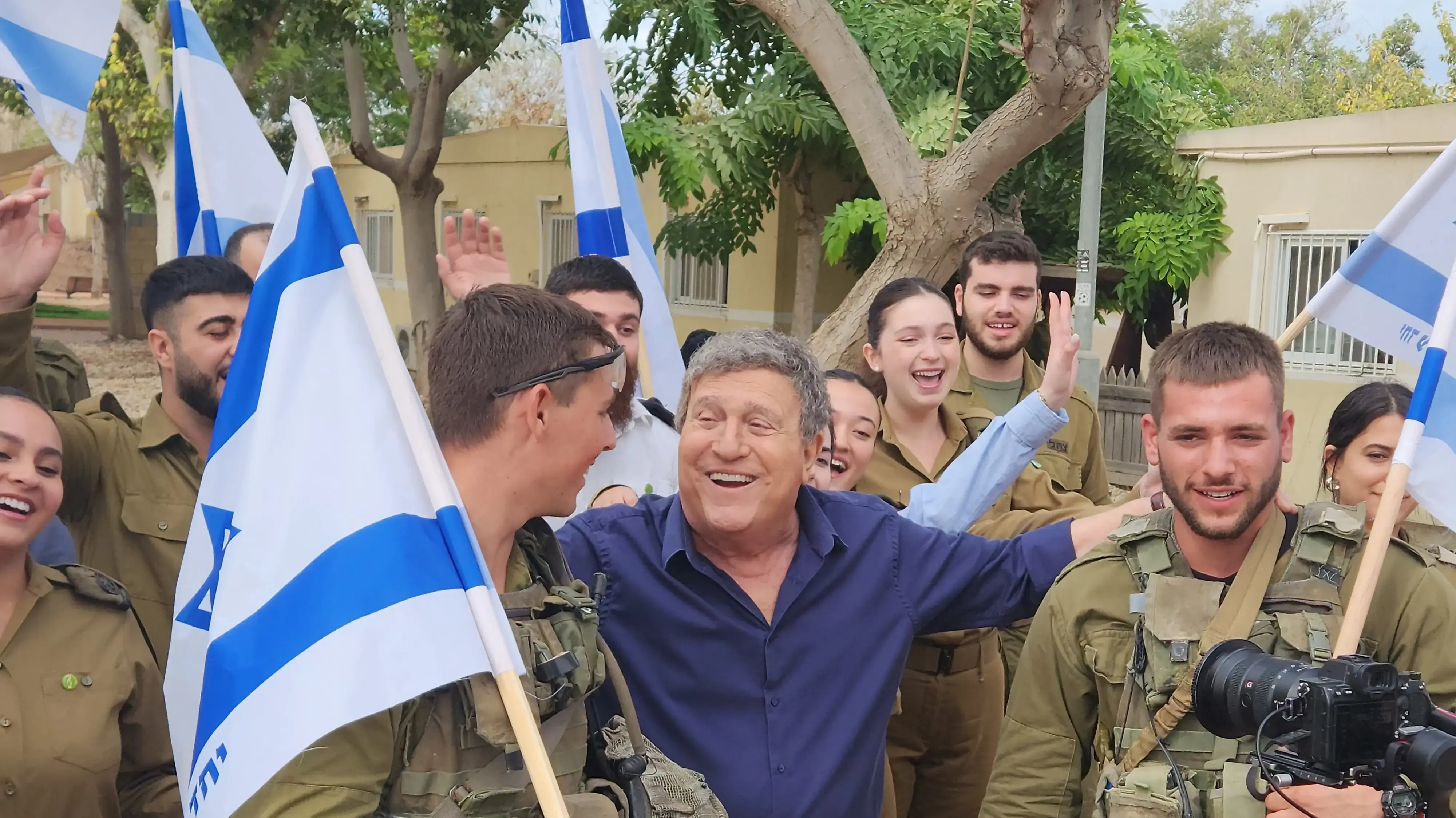 יהורם גאון והלהקות הצבאיות יהורם גאון והלהקות הצבאיות