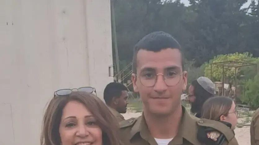 סיגלית גל יחד עם בנה שקד דהן, אחד משלושת הלוחמים ששמם פורסם, שגופתו בידי חמאס. סיגלית גל יחד עם בנה שקד דהן, אחד משלושת הלוחמים ששמם פורסם, שגופתו בידי חמאס.