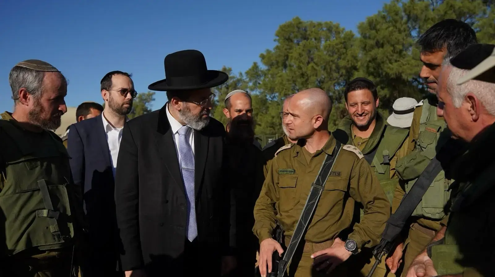 הרב הראשי לישראל, הגאון הרב דוד לאו, מחזק את גדודי התותחנים הרב הראשי לישראל, הגאון הרב דוד לאו, מחזק את גדודי התותחנים
