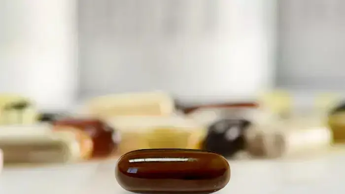 אישה עם קפסולת ויטמין בפה אישה עם קפסולת ויטמין בפה