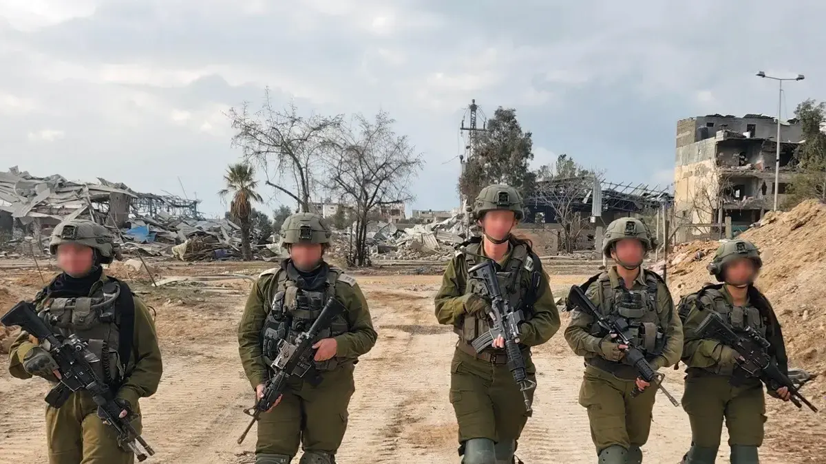 טל שלו עם הלוחמות והלוחמים בתוך רצועת עזה טל שלו עם הלוחמות והלוחמים בתוך רצועת עזה