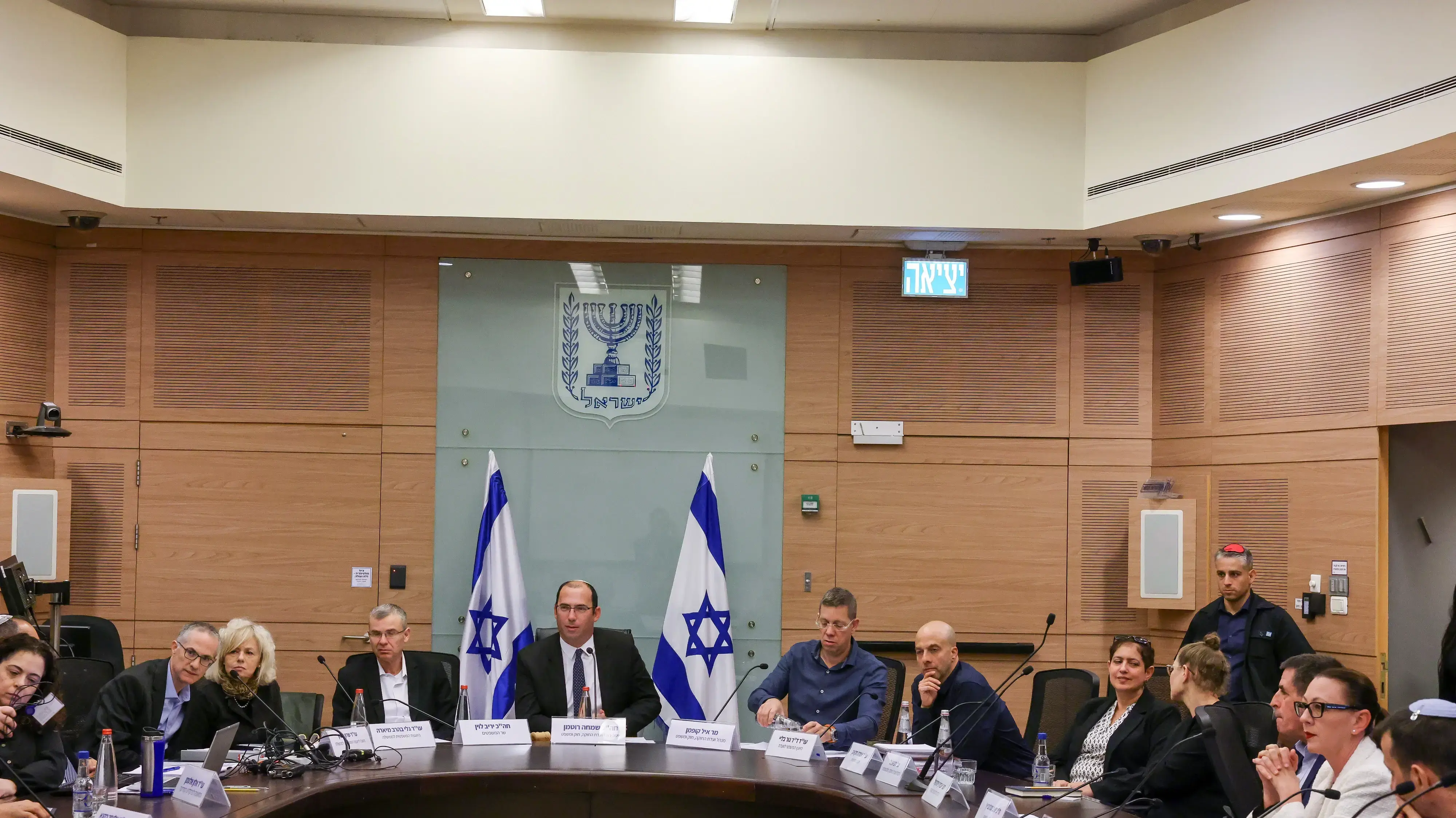 היועמ"שית גלי בהרה מיארה, שר המשפטים יריב לוין וח"כ שמחה רוטמן בדיון בוועדת החוקה בכנסת היועמ"שית גלי בהרה מיארה, שר המשפטים יריב לוין וח"כ שמחה רוטמן בדיון בוועדת החוקה בכנסת
