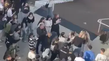 קטטה בתיכון עירוני י"ד לאחר שהמנהלת פרסמה בפרופיל הפייסבוק האישי כי "יש נשים, ילדים וקשישים גם בעזה" קטטה בתיכון עירוני י"ד לאחר שהמנהלת פרסמה בפרופיל הפייסבוק האישי כי "יש נשים, ילדים וקשישים גם בעזה"