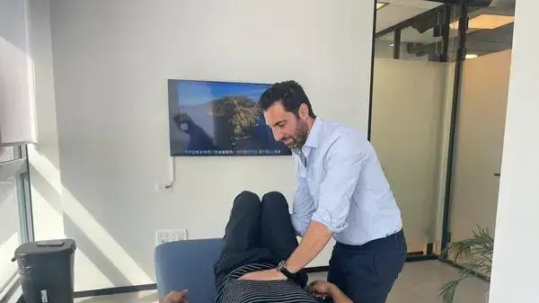 יאן מזרחי בטיפול אוסטאופתי