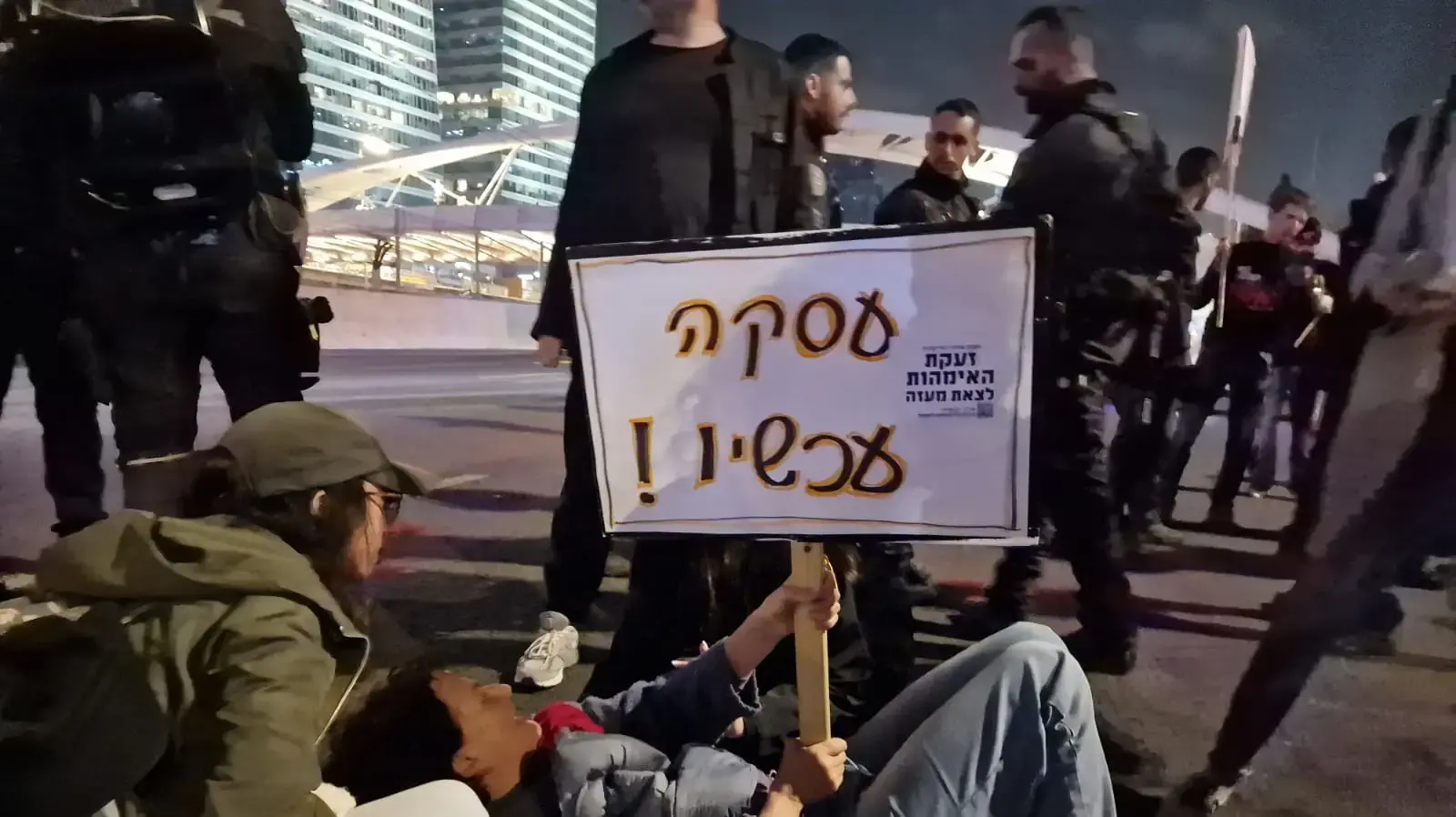 נתיבי איילון נחסמו בזמן הפגנת 24 שעות למען השבת החטופים, כיכר החטופים תל אביב. 13 בינואר 2024 נתיבי איילון נחסמו בזמן הפגנת 24 שעות למען השבת החטופים, כיכר החטופים תל אביב. 13 בינואר 2024