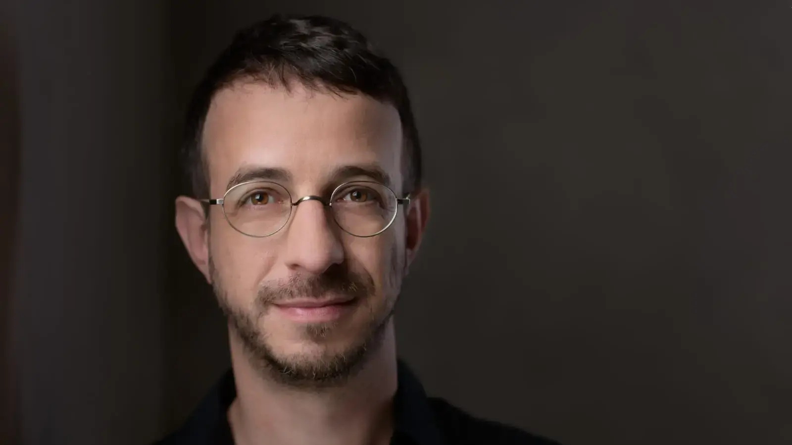 "שהשמש עוד תידום מעל עזה והים/ שהיא לא תשקע עד שיחזרו כולם". יוני בלוך "שהשמש עוד תידום מעל עזה והים/ שהיא לא תשקע עד שיחזרו כולם". יוני בלוך