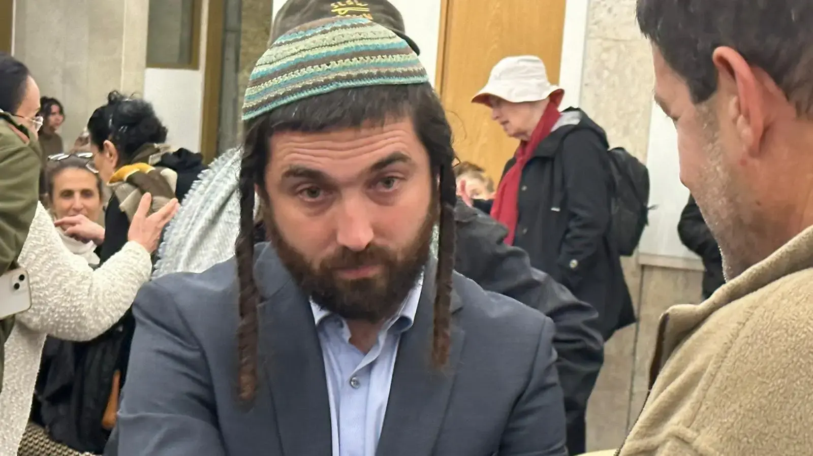 ח"כ צבי סוכות בכיכר החטופים בתל אביב ח"כ צבי סוכות בכיכר החטופים בתל אביב