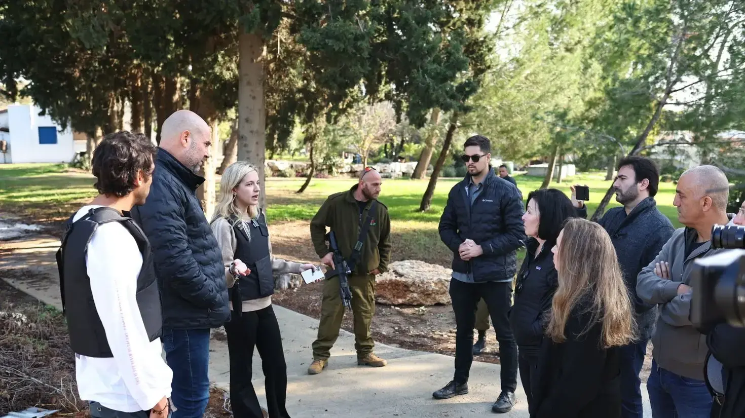 יו"ר הכנסת אמיר אוחנה בסיור בכפר עזה עם מנכ״לית תאגיד אורקל העולמית, צפרא כץ, 14 בינואר 2024 יו"ר הכנסת אמיר אוחנה בסיור בכפר עזה עם מנכ״לית תאגיד אורקל העולמית, צפרא כץ, 14 בינואר 2024