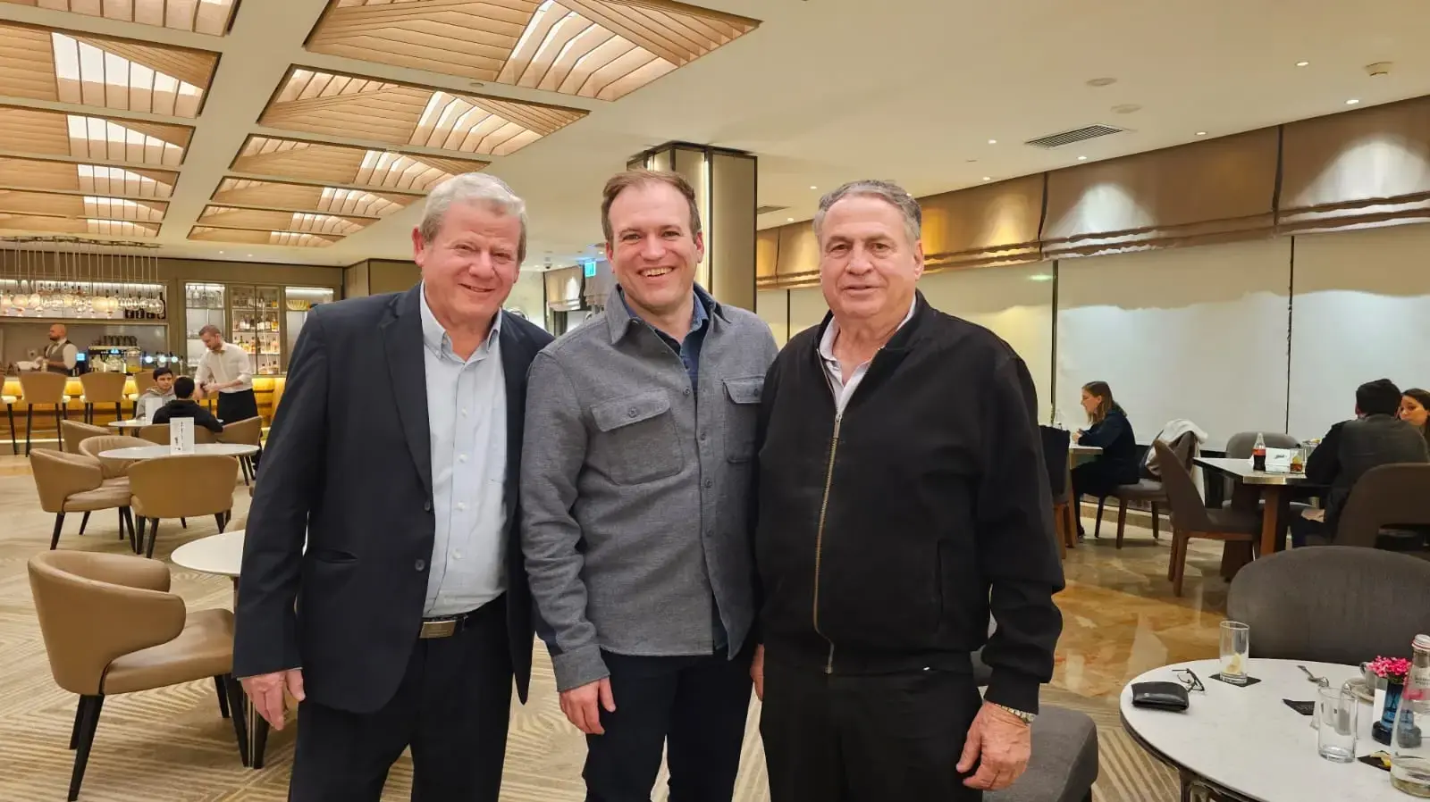 מימין: עוזי דיין הכומר ג'וני מור, עודד וינר מימין: עוזי דיין הכומר ג'וני מור, עודד וינר