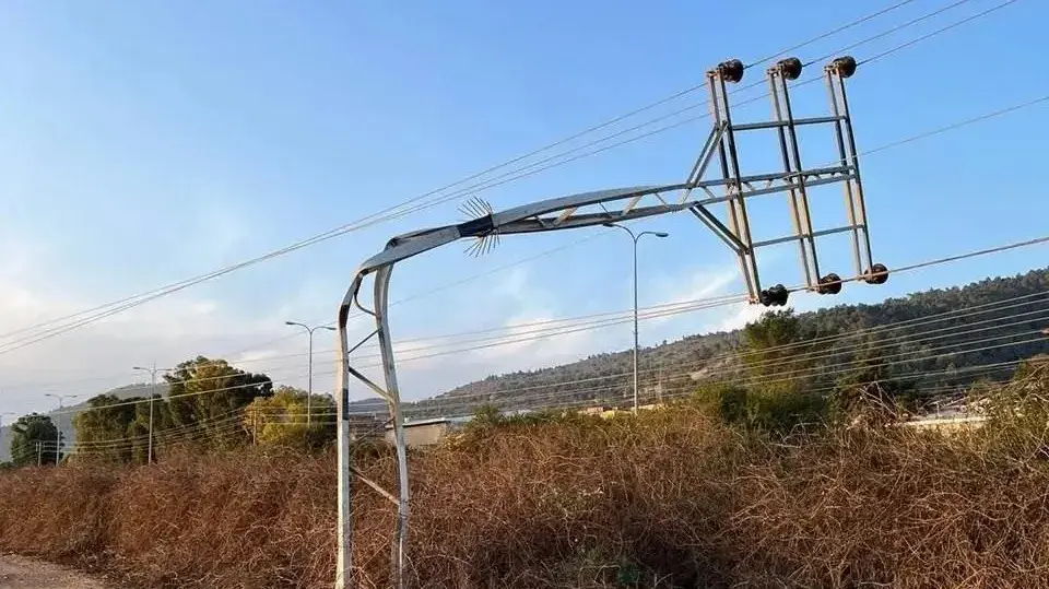 עמוד חברת חשמל שהתכופף מהרוחות בצומת כוח עמוד חברת חשמל שהתכופף מהרוחות בצומת כוח