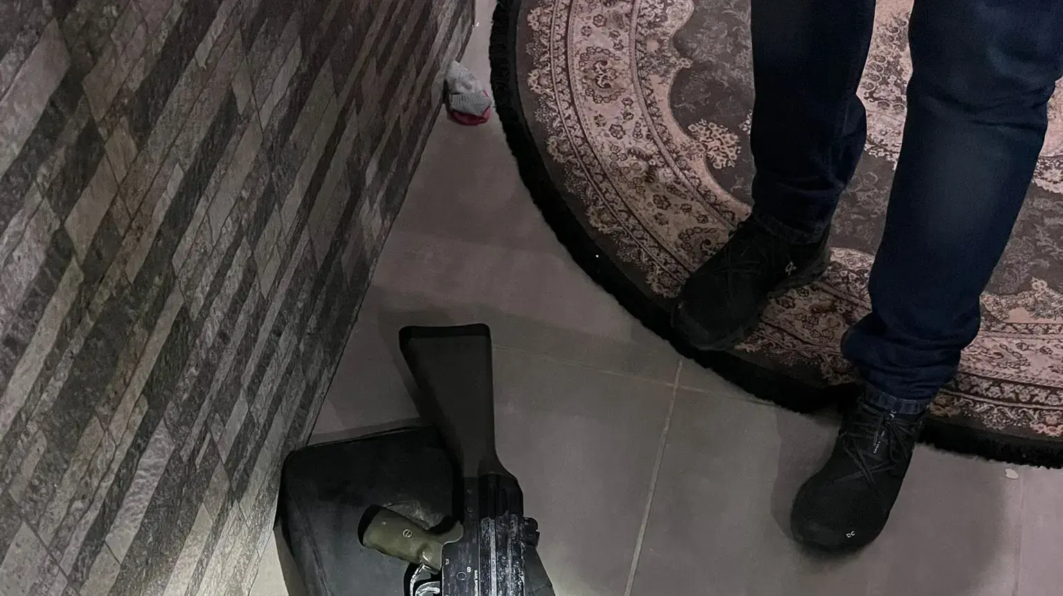הרובה איירסופט שנתפס אצל החשודים באגם ניצנים. היום הרובה איירסופט שנתפס אצל החשודים באגם ניצנים. היום