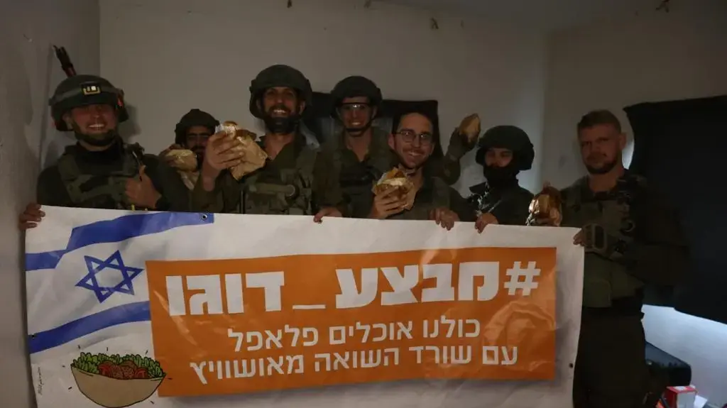 לוחמי צה"ל אוכלים פלאפל לזכר נצחונו של שורד השואה דוד "דוגו" לייטנר בחאן יונס. 18 בינואר 2024 לוחמי צה"ל אוכלים פלאפל לזכר נצחונו של שורד השואה דוד "דוגו" לייטנר בחאן יונס. 18 בינואר 2024