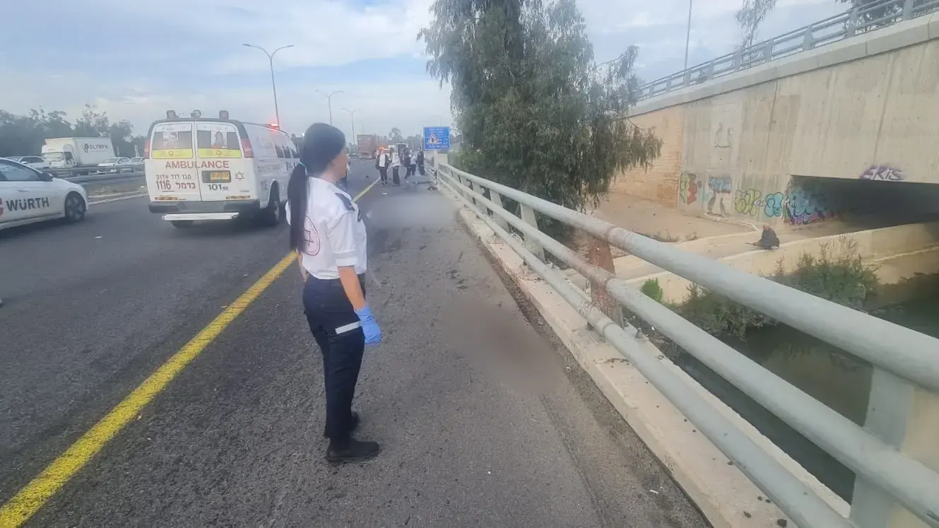 גבר ואישה נפגעו ממשאית כשעצרו בצד הכביש לתקן תקלה ברכב, מרחב הכרמל. 21 בינואר 2024 גבר ואישה נפגעו ממשאית כשעצרו בצד הכביש לתקן תקלה ברכב, מרחב הכרמל. 21 בינואר 2024