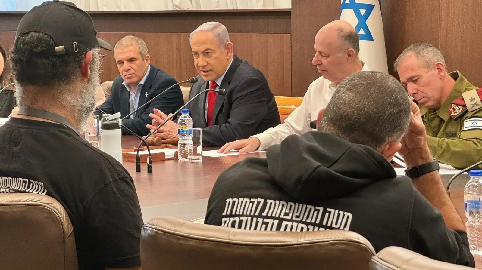 ראש הממשלה בנימין נתניהו בפגישתו עם נציגי משפחות החטופים,22 בינואר 2024 ראש הממשלה בנימין נתניהו בפגישתו עם נציגי משפחות החטופים,22 בינואר 2024
