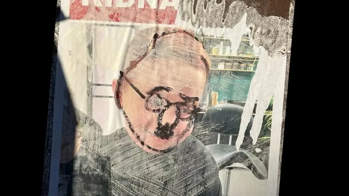 מודעות חטופים ישראליים הושחתו באוניברסיטת הרווארד ונכתבו עליהם מסרים אנטי- ציוניים, ינואר 2024 מודעות חטופים ישראליים הושחתו באוניברסיטת הרווארד ונכתבו עליהם מסרים אנטי- ציוניים, ינואר 2024