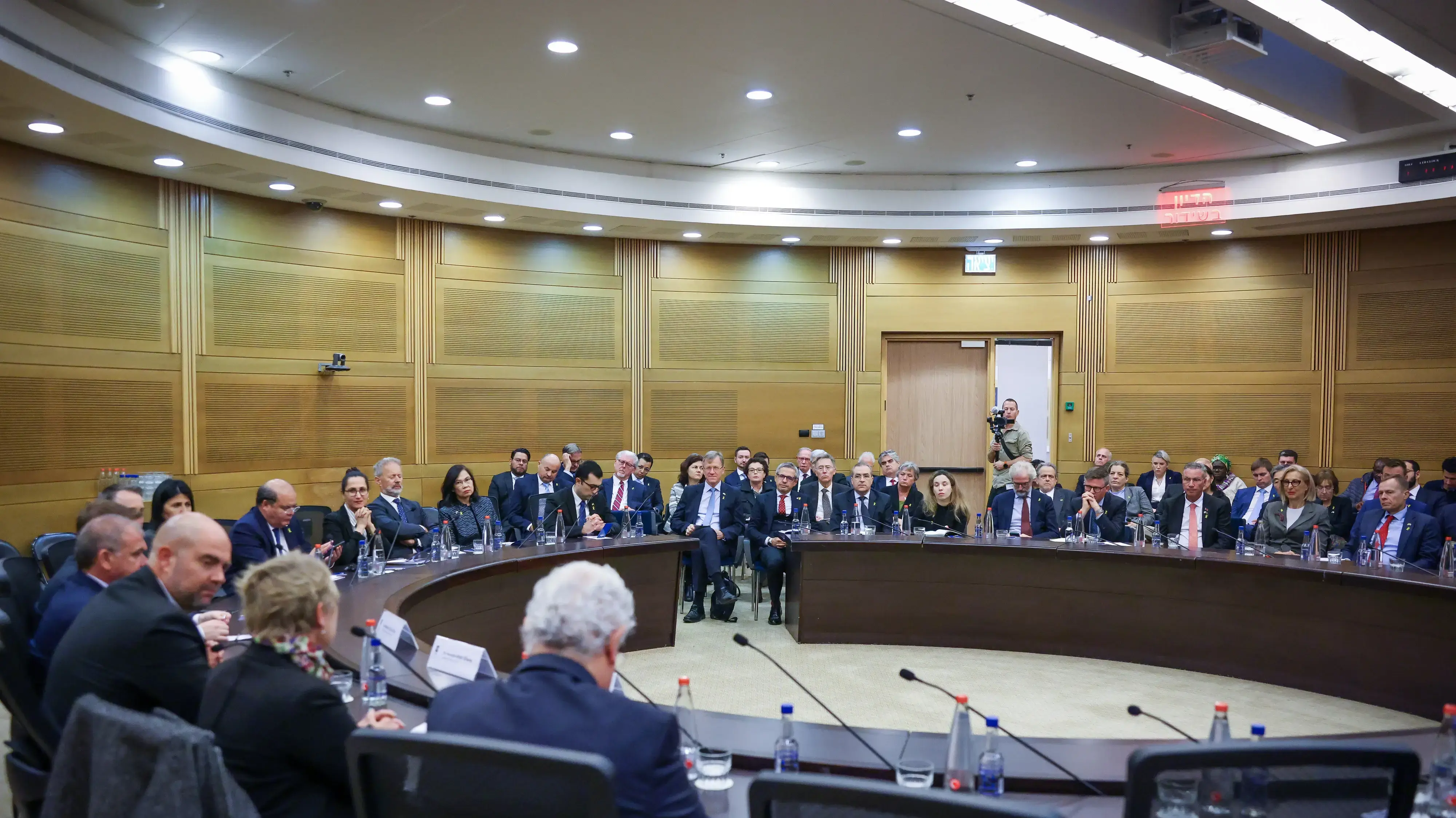 איריס חיים בתדרוך שגרירים עם יו״ר הכנסת אמיר אוחנה איריס חיים בתדרוך שגרירים עם יו״ר הכנסת אמיר אוחנה