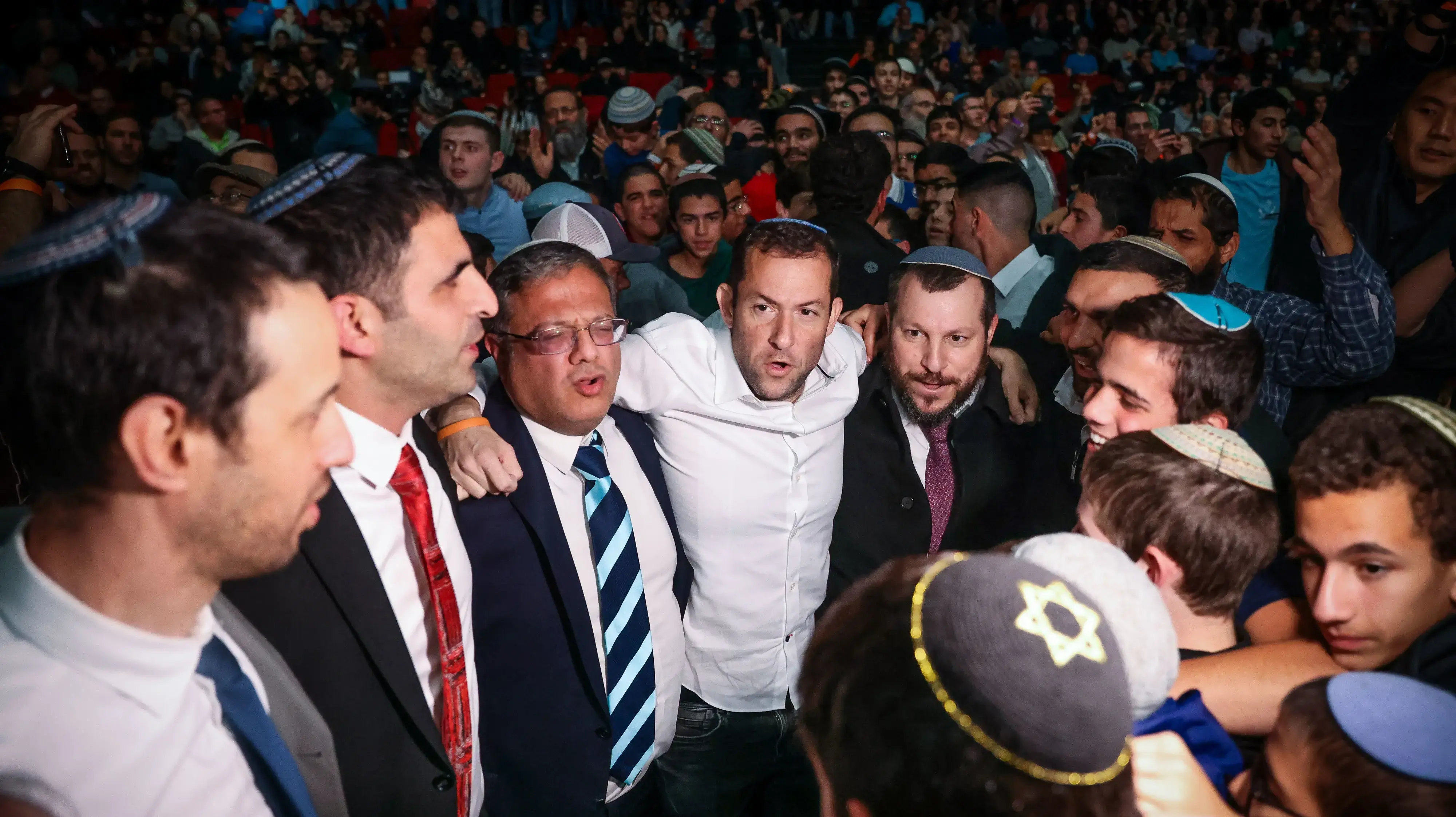 השרים איתמר בן גביר ושלמה קרעי רוקדים עם הקהל בכנס ההתיישבות בעזה. 28 בינואר 2024 השרים איתמר בן גביר ושלמה קרעי רוקדים עם הקהל בכנס ההתיישבות בעזה. 28 בינואר 2024