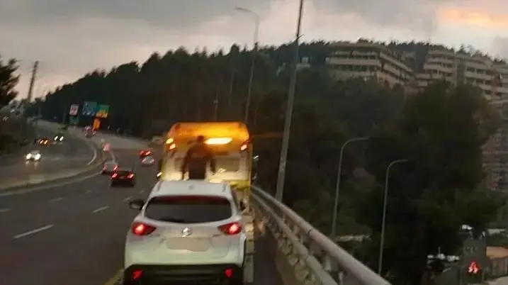 הרכב שגניבתו סוכלה בסמוך לגשר בכביש 1 ממנו החשוד קפץ כשניסה להימלט מהשוטרים ללא הצלחה, 2 בפברואר 2024 הרכב שגניבתו סוכלה בסמוך לגשר בכביש 1 ממנו החשוד קפץ כשניסה להימלט מהשוטרים ללא הצלחה, 2 בפברואר 2024