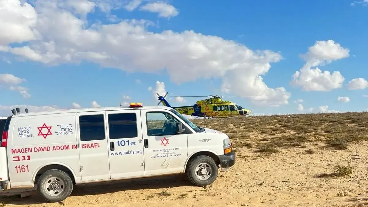 רוכב אופנוע מפונה במסוק מזירת תאונה בנגב, 3 בפברואר 2024 רוכב אופנוע מפונה במסוק מזירת תאונה בנגב, 3 בפברואר 2024