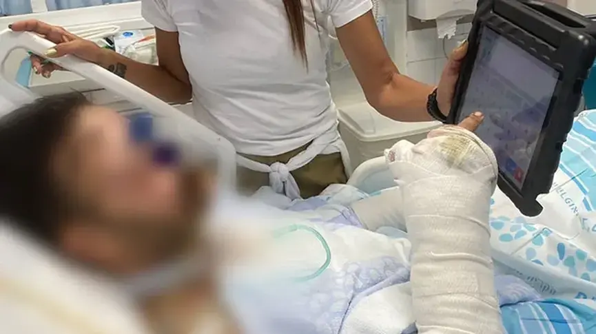 עכשיו הקצין ר' יכול לתקשר עם מטפליו ובני משפחתו. "תגיד לי" עכשיו הקצין ר' יכול לתקשר עם מטפליו ובני משפחתו. "תגיד לי"