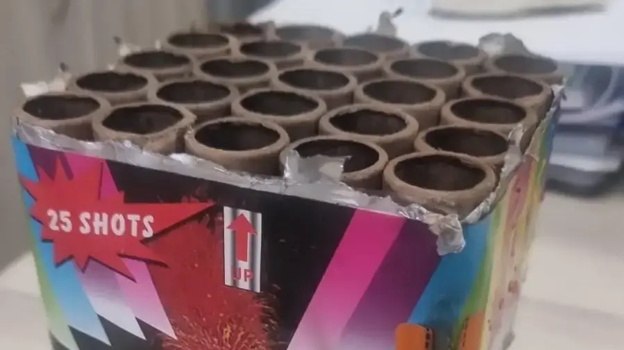 כוורת זיקוקים שהתגלתה ברשותו של חשוד ביהוד כוורת זיקוקים שהתגלתה ברשותו של חשוד ביהוד