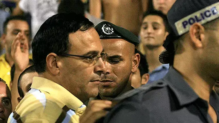רוני מאנה יו"ר מכבי תל אביב מוקף בשוטרים רוני מאנה יו"ר מכבי תל אביב מוקף בשוטרים