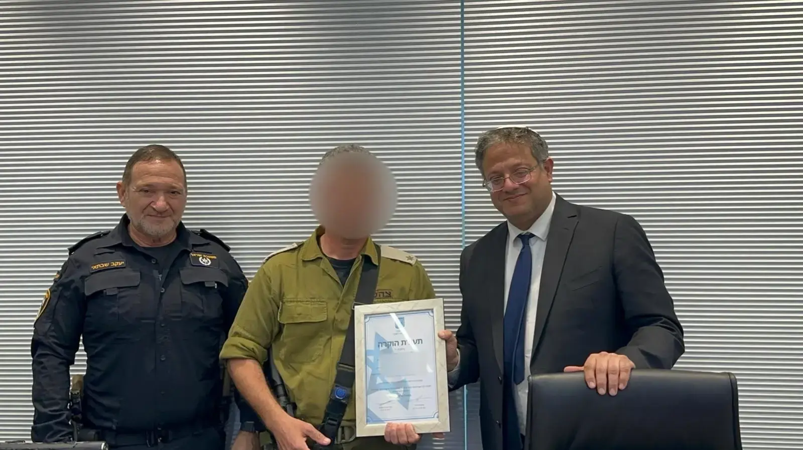 רס"ן ש' מקבל תעודת הצטיינות על חיסול המחבל מהפיגוע בצומת ראם רס"ן ש' מקבל תעודת הצטיינות על חיסול המחבל מהפיגוע בצומת ראם