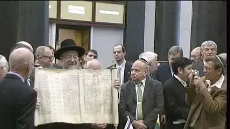 הרב לאו מציג בליטא ספרי תורה שהוסתרו מאז תקופת הנאצים הרב לאו מציג בליטא ספרי תורה שהוסתרו מאז תקופת הנאצים