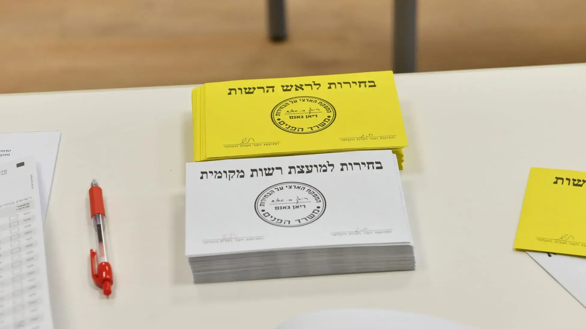 פתקי הצבעה לרשויות המקומיות, קלפי תל אביב, 27 בפברואר 2024 פתקי הצבעה לרשויות המקומיות, קלפי תל אביב, 27 בפברואר 2024