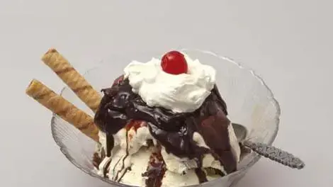 גלידה עם רוטב שוקולד גלידה עם רוטב שוקולד
