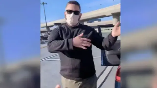 נהג ההסעות שהואשם בקליפורניה בתקיפת נוסע על רקע לאומני נהג ההסעות שהואשם בקליפורניה בתקיפת נוסע על רקע לאומני