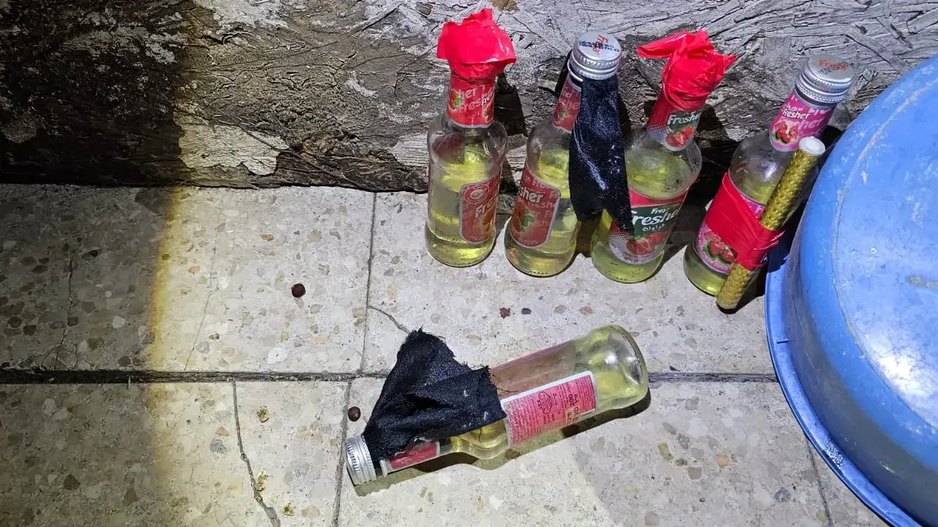 בקבוקי התבערה שנתפסו במהלך פשיטה של המשטרה ברמלה בקבוקי התבערה שנתפסו במהלך פשיטה של המשטרה ברמלה