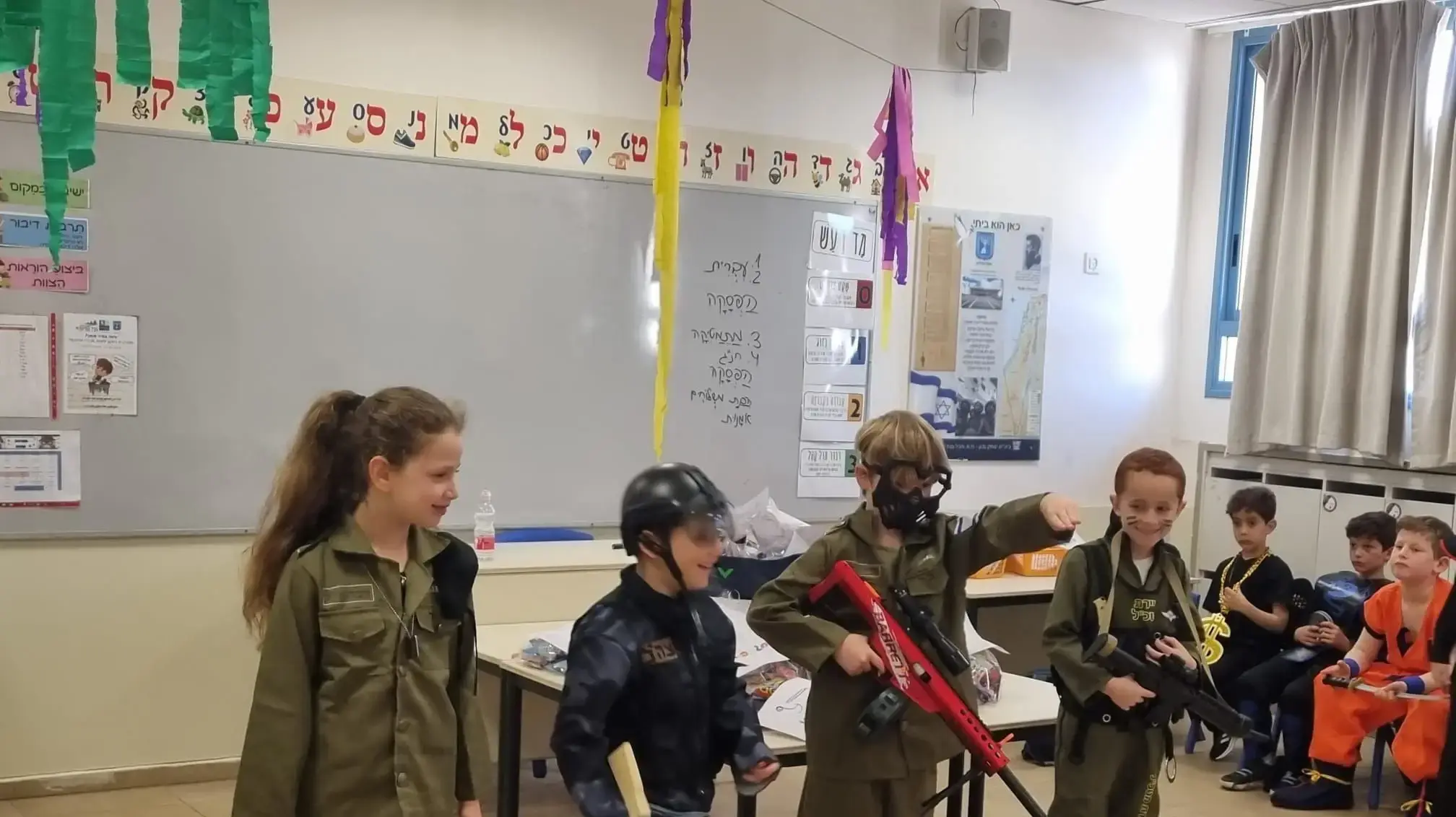 חגיגות פורים בית הספר היסודי יצחק נבון, חבל מודיעין, בנושא ״הצדעה לכוחות הביטחון ולרופאים״, 20 במרץ 2024