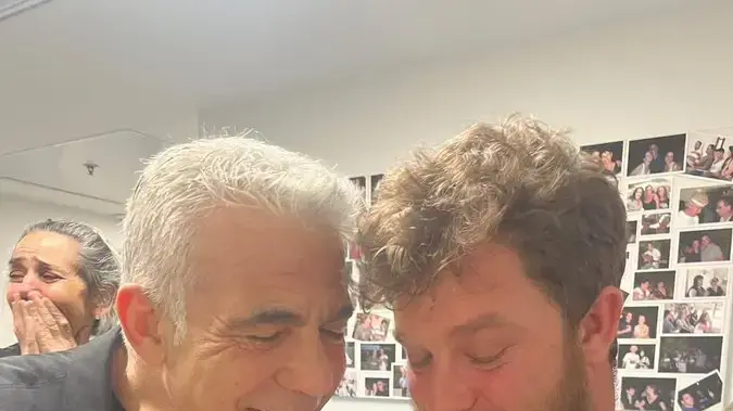 יאיר לפיד ובנו יואב מחזיקים את הנכדה  הראשונה