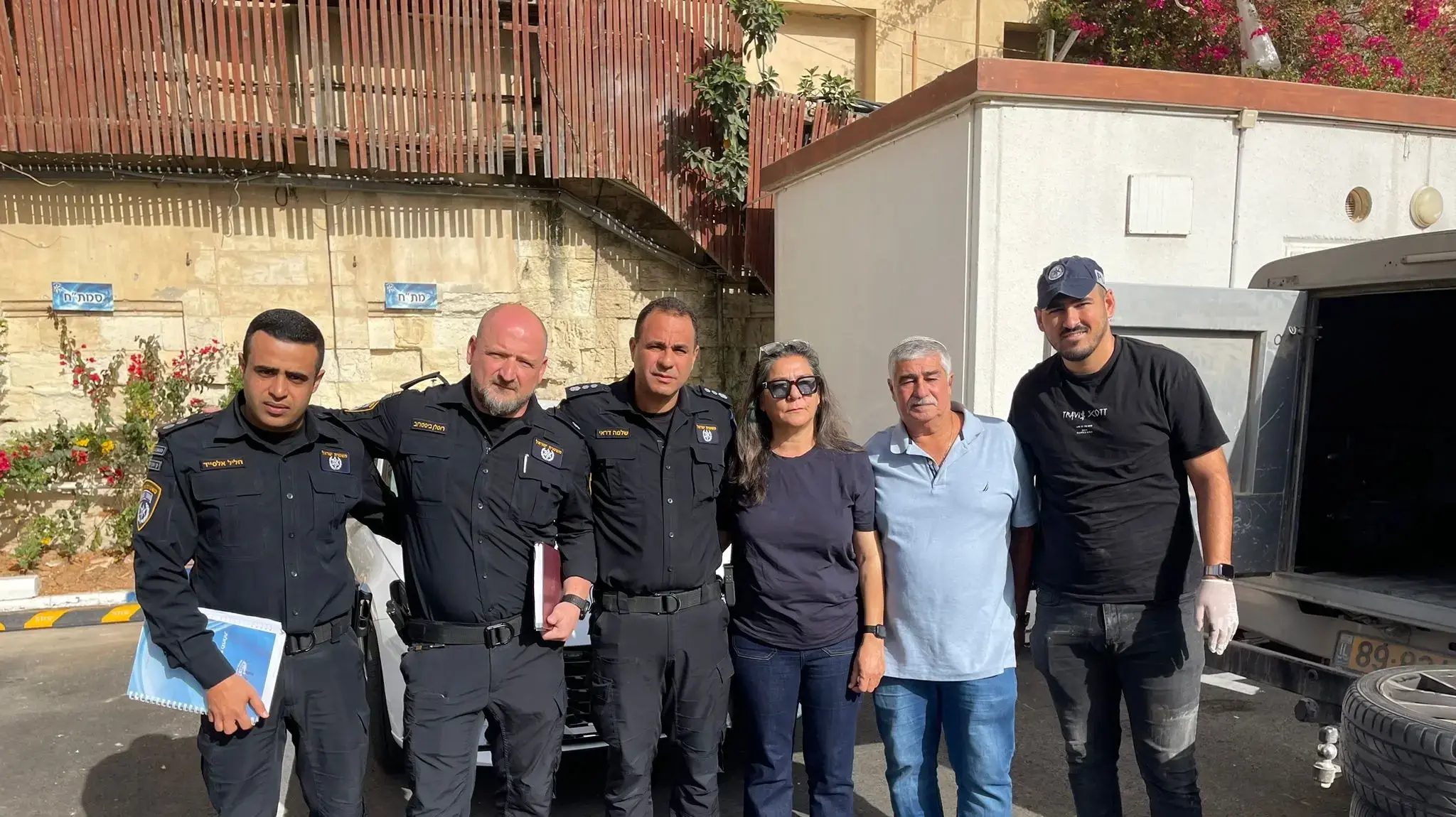 חבריו השוטרים של אליאור יפרח שהשיבו לאמו את צמיגי מכוניתה שנגנבו חבריו השוטרים של אליאור יפרח שהשיבו לאמו את צמיגי מכוניתה שנגנבו