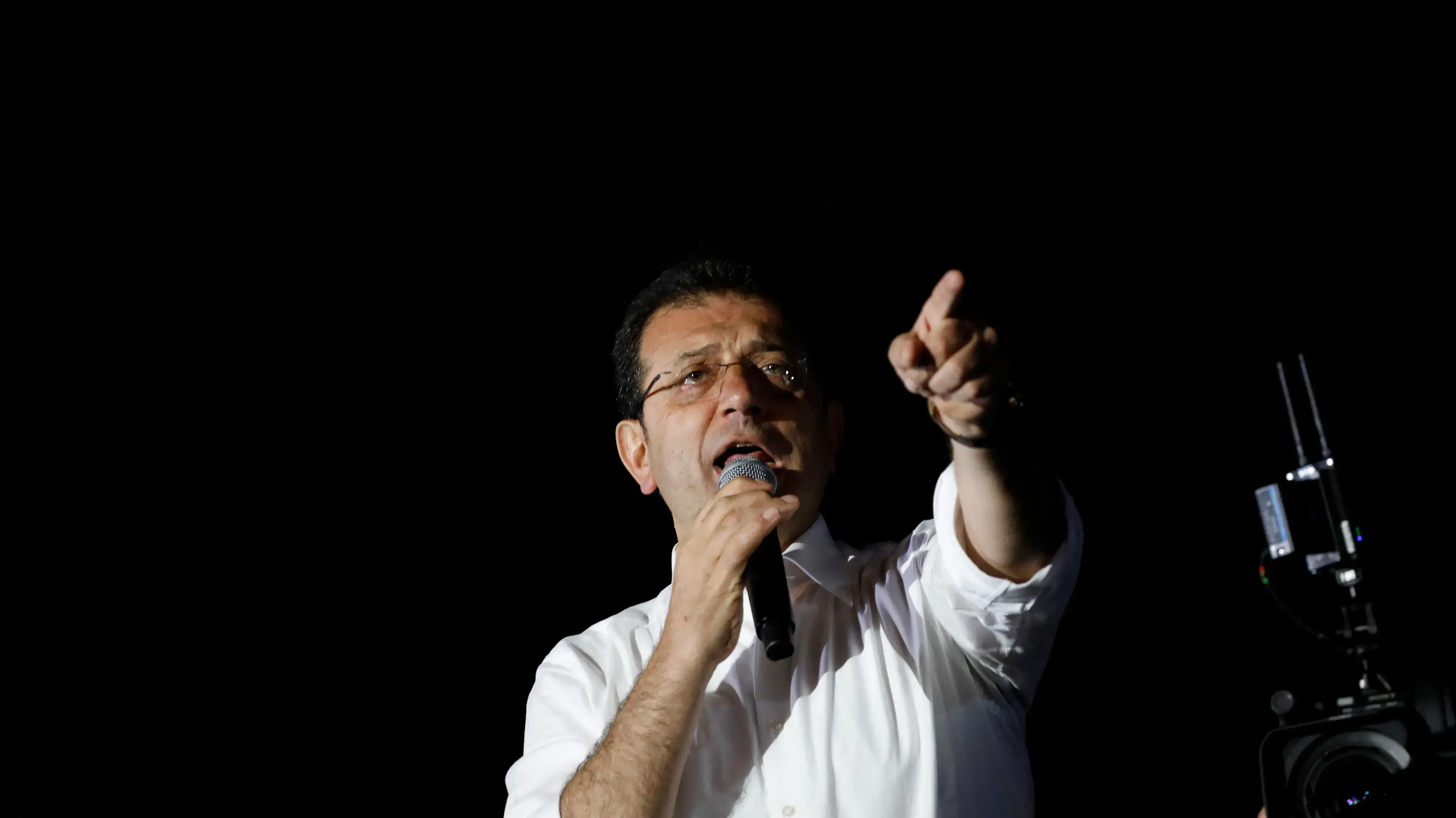ראש עיריית איסטנבול, אקרם אימאמאולו, בנאום לתומכיו אחרי הניצחון בבחירות, 1 באפריל 2024 ראש עיריית איסטנבול, אקרם אימאמאולו, בנאום לתומכיו אחרי הניצחון בבחירות, 1 באפריל 2024