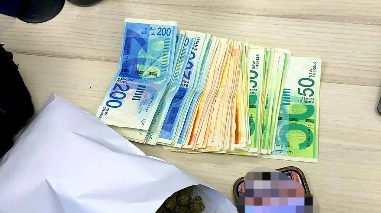 הסמים והכסף המזומן שנתפסו בדירה בחדרה, 2 באפריל 2024 הסמים והכסף המזומן שנתפסו בדירה בחדרה, 2 באפריל 2024