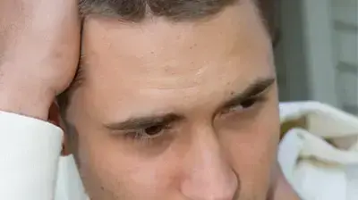 צעיר מהורהר צעיר מהורהר
