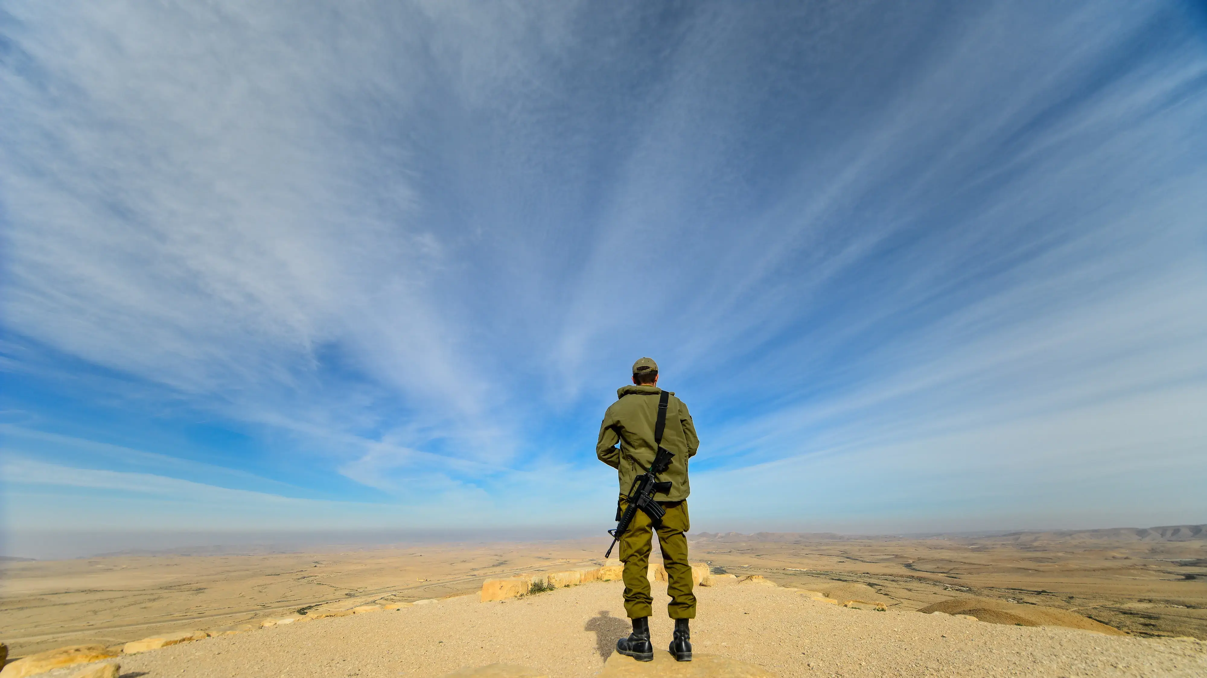 חייל צה"ל עומד במדבר חייל צה"ל עומד במדבר