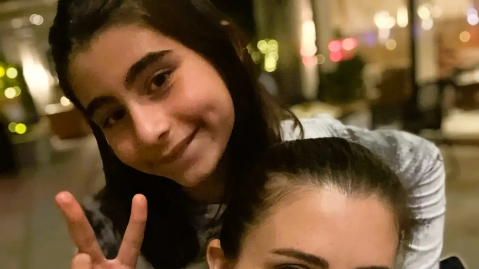 לטיסה לצערי, לא הגענו. קארין בלבוס ובתה ליאן לטיסה לצערי, לא הגענו. קארין בלבוס ובתה ליאן