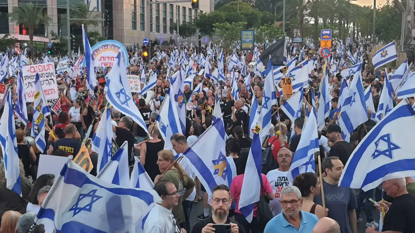 הפגנה לקידום עסקת חטופים ,מחלף קפלן 22 ביוני 2024 הפגנה לקידום עסקת חטופים ,מחלף קפלן 22 ביוני 2024