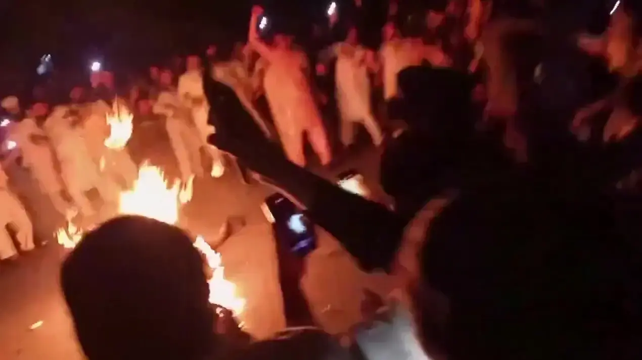 המון זועם מצית את גופתו של אדם שהואשם בשריפת קוראן, פקיסטן, יוני 2024 המון זועם מצית את גופתו של אדם שהואשם בשריפת קוראן, פקיסטן, יוני 2024