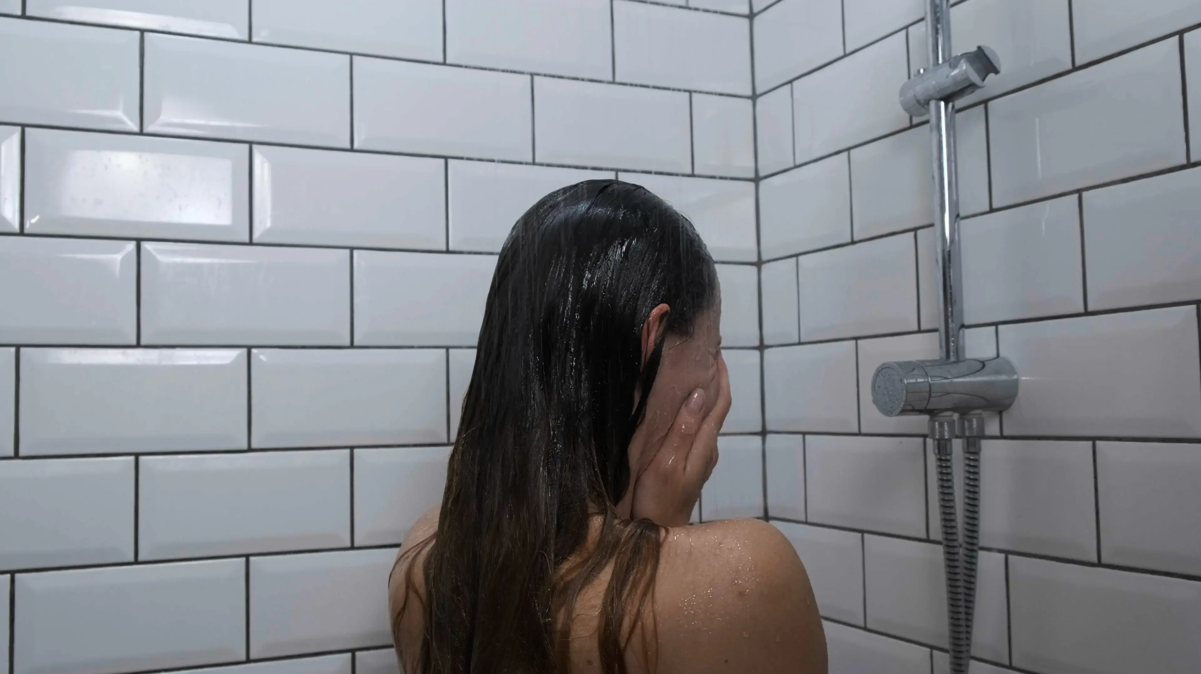 אשה במקלחת אשה במקלחת