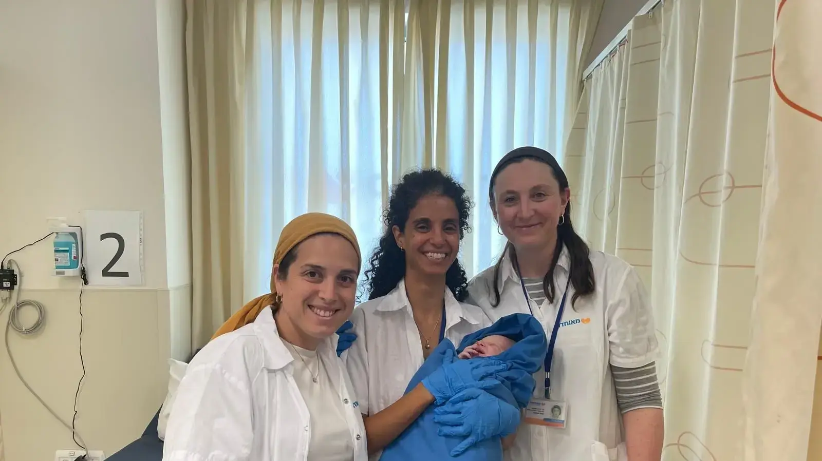 צוות המרפאה והתינוק צוות המרפאה והתינוק