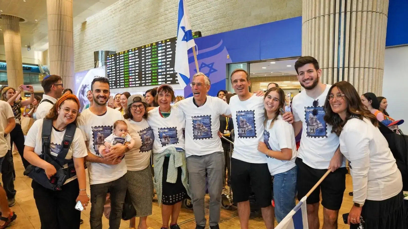 מתרגשים זמן קצר לאחר הנחיתה בישראל. עולים חדשים בזמן מלחמה