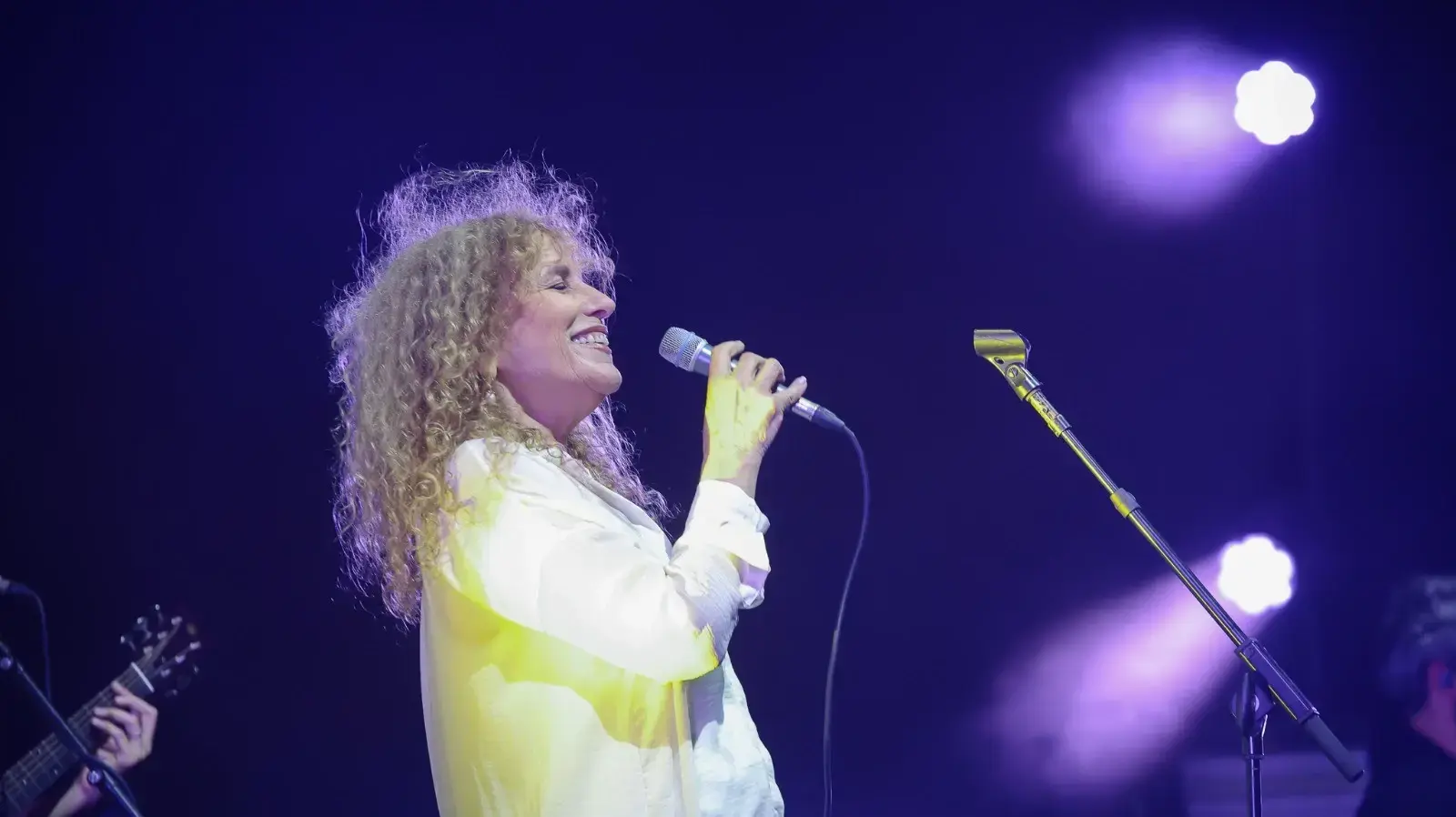 שרה את השיר המטורף של הארץ. נורית גלרון שרה את השיר המטורף של הארץ. נורית גלרון